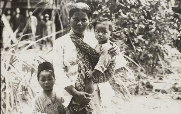 Gambar hiasan: Seorang wanita Melayu bersama anak-anaknya, awal-pertengahan 1900-an Gambar hiasan: Seorang wanita Melayu bersama anak-anaknya, awal-pertengahan 1900-an